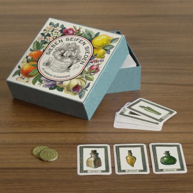Spielebox mit Karten und Pappmünzen